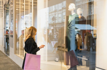 Turistas em Portugal compram mais, mas gastam menos, com a Geração Z a impulsionar novas tendências.
