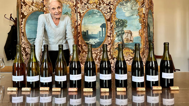 Lalou Bize-Leroy numa prova de vinhos.