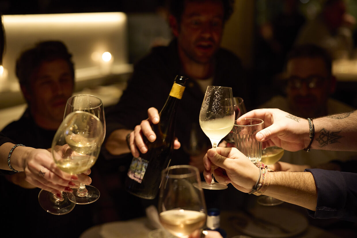 Brinde com vinho em "Cenas Improvisadas", evento gastronómico com produtos frescos e criações no momento