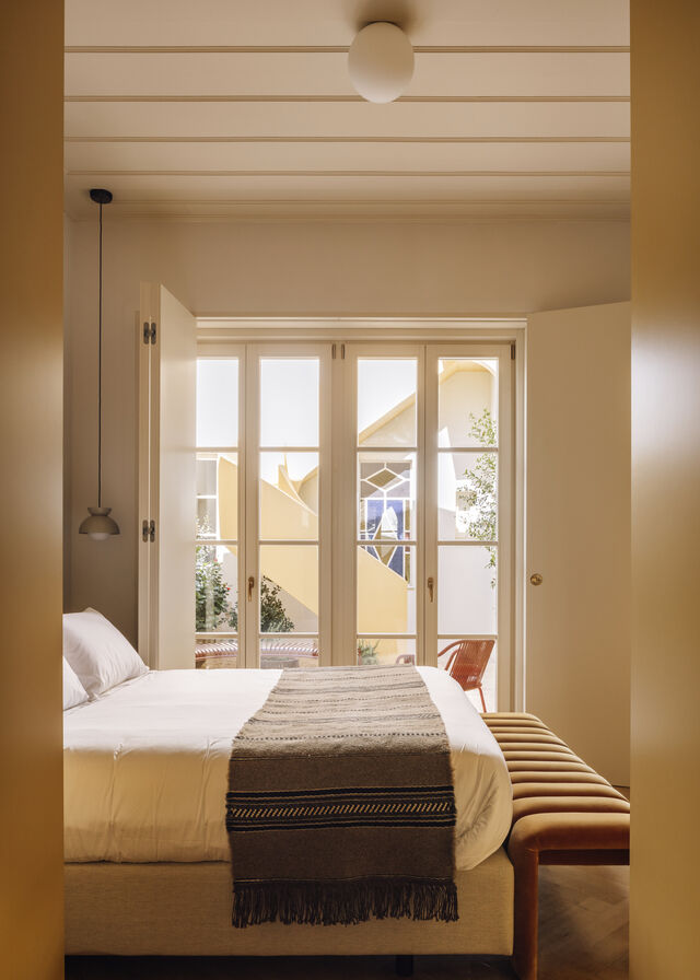 Quarto elegante na Casa Amarela, em Beja, com vista para o pátio e piscina