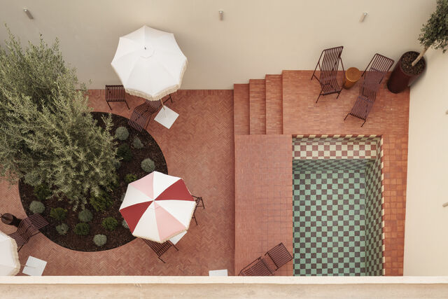 Piscina e terraço da Casa Amarela, um refúgio de bem-estar em Beja, Alentejo