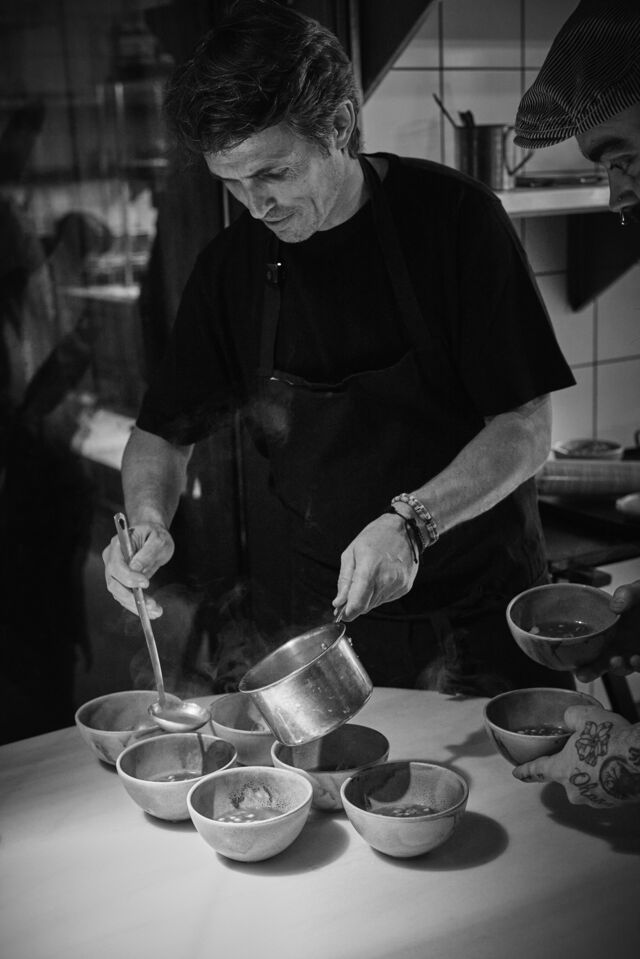 Evento gastronómico com cozinha improvisada e produtos frescos